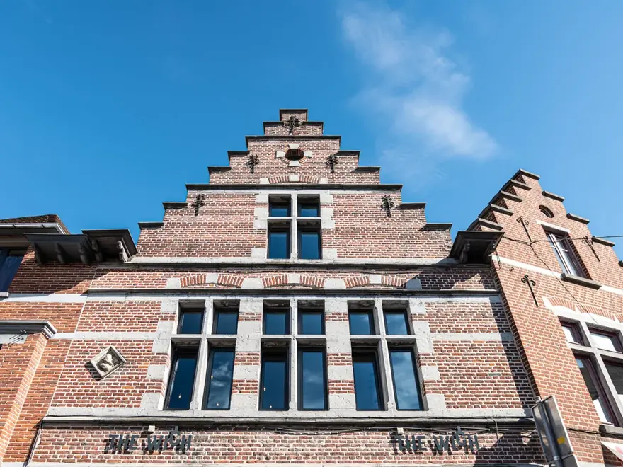 Le pignon à gradins en briques de La Banque, au pied de la Grand-Place de Tournai