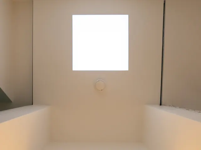Puits de lumière carré dans un volume blanc éclairé par un spot chaud, Camuche de Bettignies à Tournai