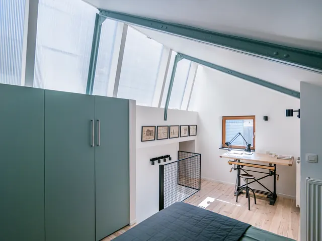 Mezzanine vue d'en haut : armoire verte, bureau et verrières en polycarbonate, Camuche Beyaert à Tournai