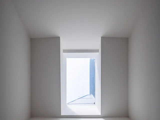 Pièce aux murs blancs éclairée par un puits de lumière zénithal, Camuche Beyaert à Tournai
