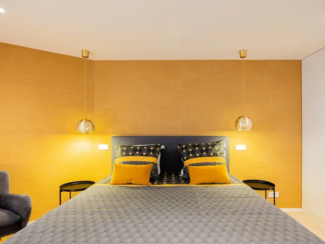 Lit double face au mur ocre avec suspensions dorées, Camuche Boulenger à Tournai