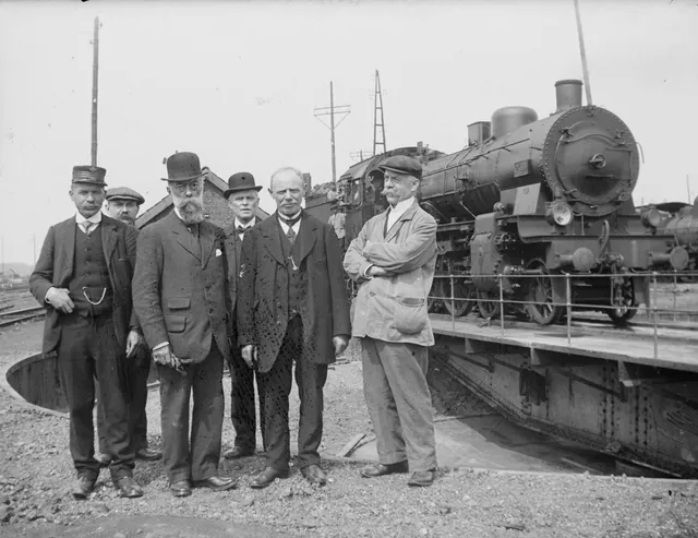 Six hommes posant devant une locomotive à vapeur sur une plaque tournante, photographie ancienne, Camuche Desclée à Tournai
