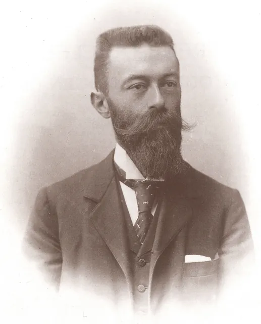 Portrait ancien de René Desclée : buste d'un homme à la barbe et aux moustaches, en veston et cravate, archive, Camuche Desclée à Tournai