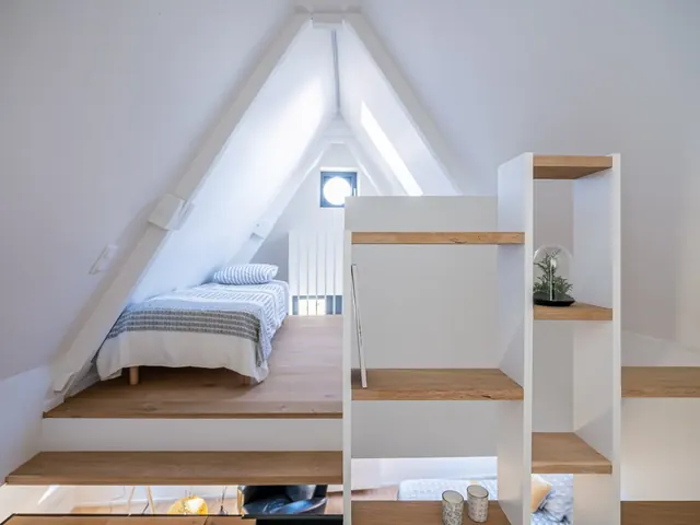 Mezzanine sous charpente avec lit simple et étagères en chêne, Camuche Desclée à Tournai