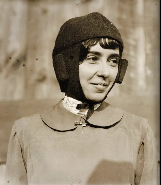 Portrait d'Hélène Dutrieu en coiffe d'aviatrice, col de dentelle, photographie ancienne redressée, archive, Camuche Dutrieu à Tournai