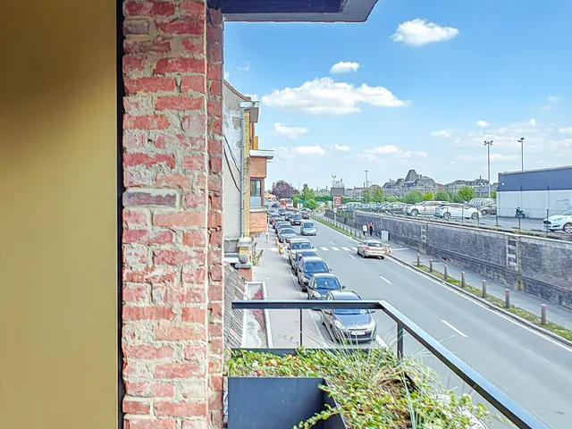 Balcon planté en briques et acier sur le boulevard, avec vue vers la gare de Tournai, Camuche Dutrieu à Tournai