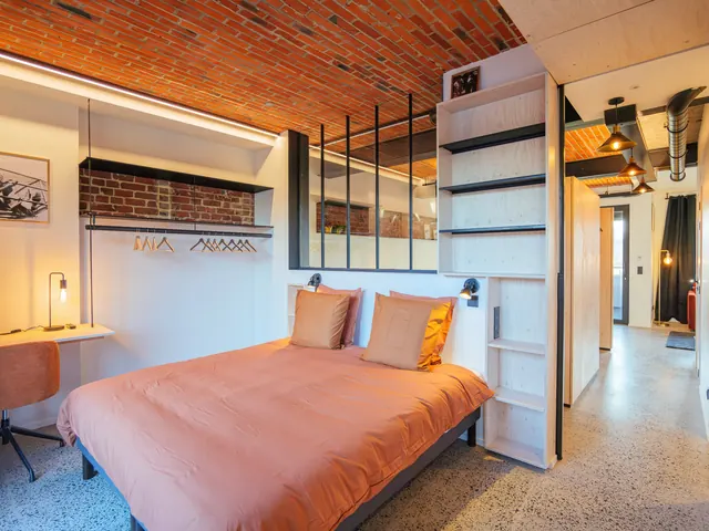 Chambre avec bureau, penderie ouverte et couloir sous voûte de briques, Camuche Dutrieu à Tournai