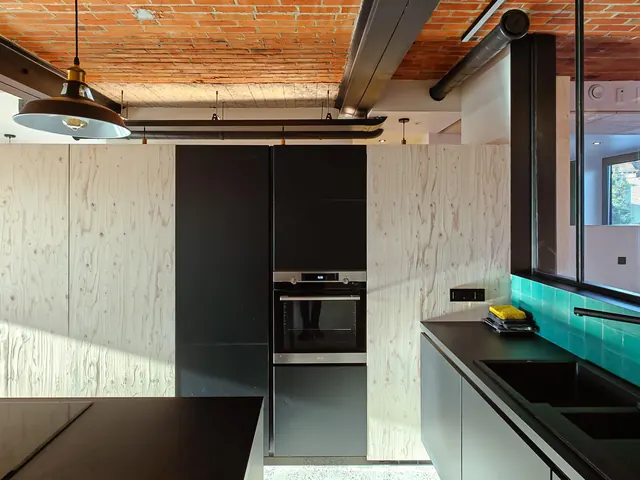 Cuisine noire avec four encastré, caissons en pin et crédence en carreaux turquoise, Camuche Dutrieu à Tournai