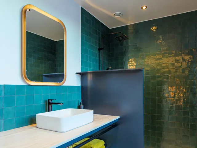 Salle de bain en carreaux émaillés verts avec vasque à poser, miroir doré et douche à l'italienne, Camuche Dutrieu à Tournai