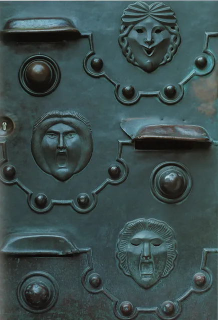 Détail d'une porte de bronze patinée bleu-vert : masques de visages et de lions, bossages ronds, poignées en coque et serrure, photographie, archive