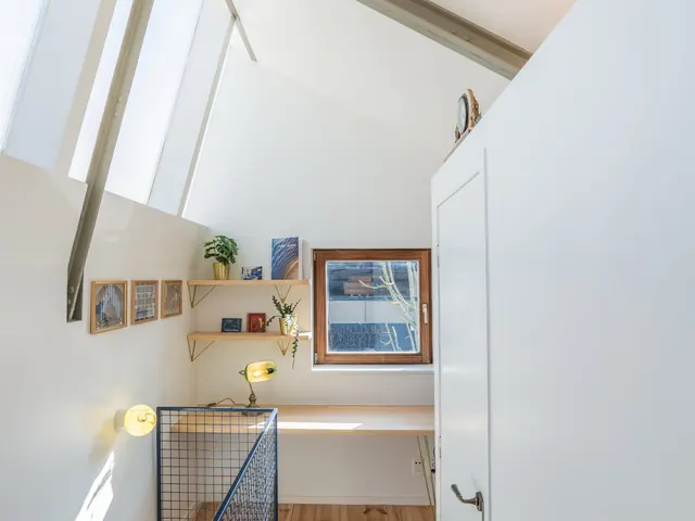 Palier en mezzanine avec bureau sous verrières, parquet en pin et garde-corps en maille, Camuche Lacoste à Tournai