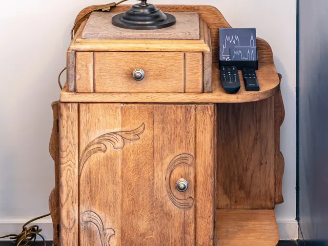 Table de chevet en chêne sculpté avec lampe à globe opalin, Camuche Lacoste à Tournai