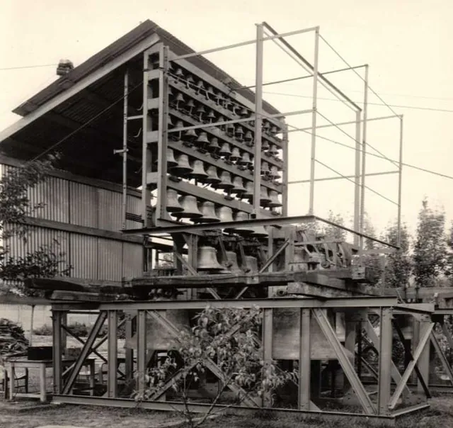 Charpente métallique d'un carillon en cours d'assemblage, avec ses cloches suspendues, photographie ancienne, Camuche Michiels à Tournai