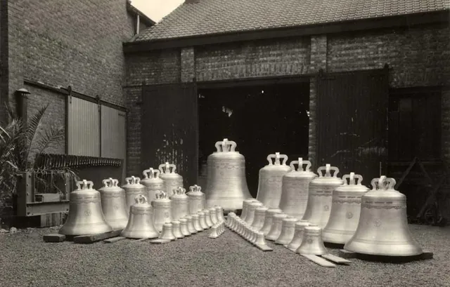 Cloches de carillon alignées dans la cour de la fonderie devant le hangar, photographie ancienne, Camuche Michiels à Tournai
