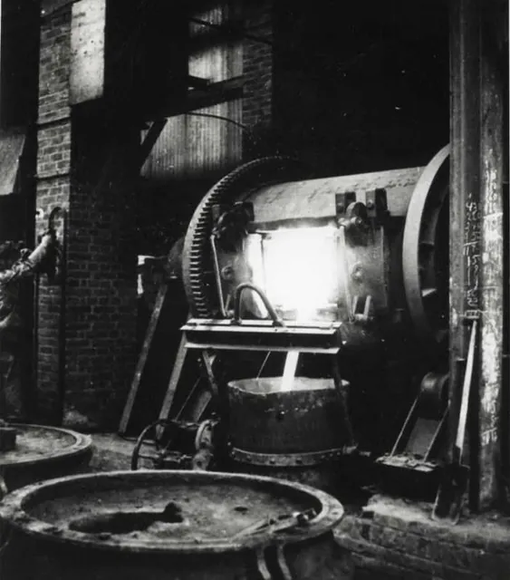 Four de fonderie incandescent et fosse de coulée dans l'atelier, photographie ancienne, Camuche Michiels à Tournai