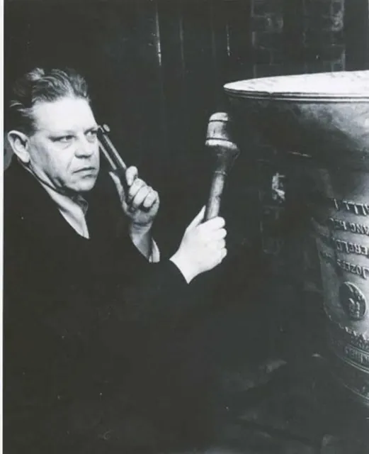 Portrait d'un homme tenant un petit marteau devant une grande cloche gravée, photographie ancienne, Camuche Michiels à Tournai