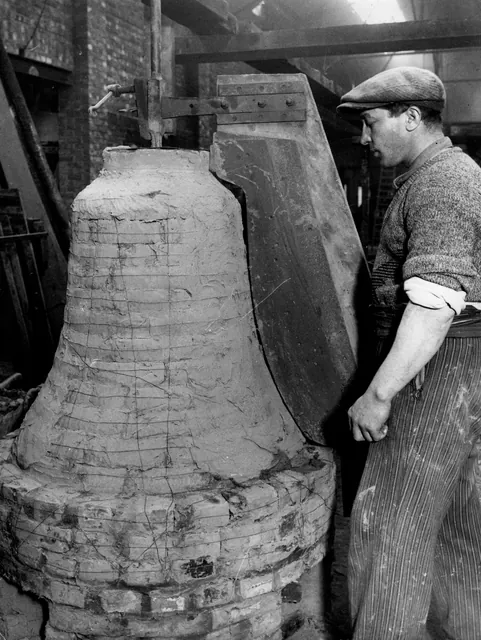 Ouvrier en casquette et gilet de laine debout près d'un moule de cloche couvert d'argile, photographie ancienne, Camuche Michiels à Tournai