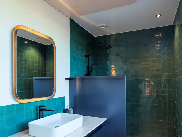 Salle de bain en carreaux émaillés verts avec vasque à poser, miroir doré et douche à l'italienne, Camuche Michiels à Tournai