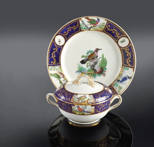 Assiette et bouillon couvert en porcelaine à bordure bleu nuit et or, médaillons peints d'oiseaux, archive, Camuche Peterinck à Tournai