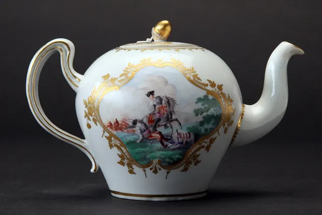 Théière en porcelaine blanche rehaussée d'or, médaillon peint d'une scène de cavaliers, archive, Camuche Peterinck à Tournai